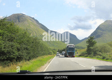 Fahrt nach Süden auf der A82 durch die spektakulären Berge von Glencoe, in den schottischen Highlands, Großbritannien Stockfoto