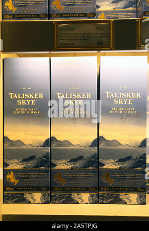 Die Diageo Talisker Distillery, die älteste Whisky Distillery auf der Isle of Skye, bei Corbost, in der Inneren Hebriden, Schottland, Großbritannien Stockfoto