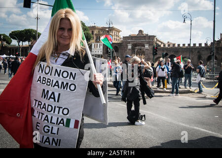 Rom, Italien, 19. Oktober: Menschen versammeln sich zu einer Kundgebung, die von der Lega Partei organisiert gegen die italienische Regierung am 19. Oktober 2019 zu protestieren Stockfoto