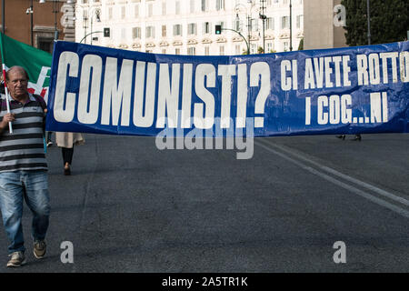 Rom, Italien, 19. Oktober: Menschen versammeln sich zu einer Kundgebung, die von der Lega Partei organisiert gegen die italienische Regierung am 19. Oktober 2019 zu protestieren Stockfoto