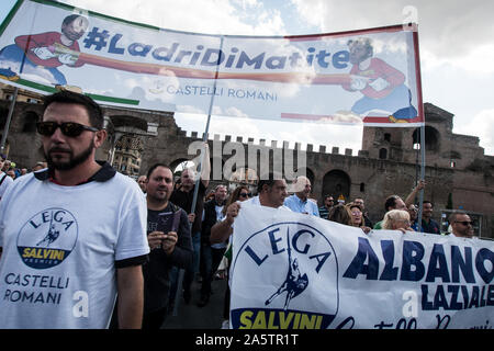 Rom, Italien, 19. Oktober: Menschen versammeln sich zu einer Kundgebung, die von der Lega Partei organisiert gegen die italienische Regierung am 19. Oktober 2019 zu protestieren Stockfoto