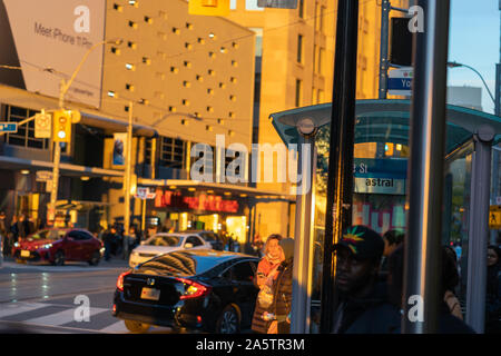 Der Yonge Street in Toronto beleuchtet für einen Moment bei diesem Sonntag Nachmittag. Ich war sehr glücklich, Kamera - bereit sein. Stockfoto