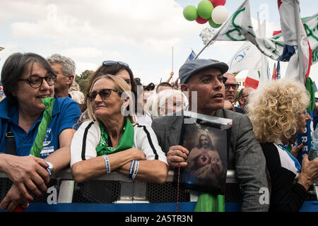 Rom, Italien, 19. Oktober: die Menschen nehmen an einer Rallye in Rom, Samstag, Oktober 19, 2019. Tausende Demonstranten versammeln sich in Rom für eine sogenannte Stockfoto