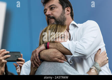 Rom, Italien, 19. Oktober: Der Chef der Lega Matteo Salvini und der Führer der Fratelli d'Italia Giorgia Meloni bei einer Rallye organisiert durch Umarmung Stockfoto