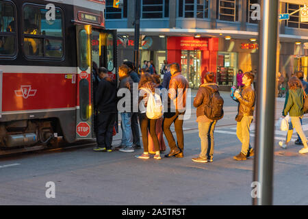 Der Yonge Street in Toronto beleuchtet für einen Moment bei diesem Sonntag Nachmittag. Ich war sehr glücklich, Kamera - bereit sein. Stockfoto