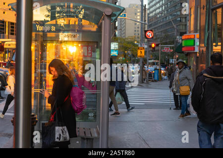 Der Yonge Street in Toronto beleuchtet für einen Moment bei diesem Sonntag Nachmittag. Ich war sehr glücklich, Kamera - bereit sein. Stockfoto