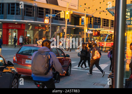 Der Yonge Street in Toronto beleuchtet für einen Moment bei diesem Sonntag Nachmittag. Ich war sehr glücklich, Kamera - bereit sein. Stockfoto