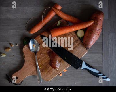 Unordentliche Suppe Zutaten auf Schneidebrett Stockfoto