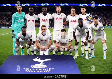 Tottenham Hotspur Team Gruppe: (links-rechts) Front Row-Serge Aurier, Harry Kane, Ben Davies, Tanguy Ndombele und Sohn Heung-Min. Zurück Row-torhüter Paulo Gazzaniga, Davinson Sanchez, Moussa Sissoko, Jan Vertonghen, Erik Lamela und Dele Alli während der UEFA Champions League Gruppe B Spiel bei Tottenham Hotspur Stadium, London. Stockfoto