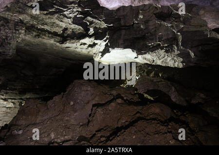 Hälfte - mit Rock und Lehm natürliche Höhle gefüllt. Nach dem Zusammenbruch der Tropfsteinhöhle, Steinschlag. Stockfoto