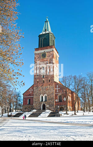 Blick auf den mittelalterlichen lutherischen Kathedrale an einem sonnigen Februartag. Turku, Finnland, Europa. Ursprünglich als katholische Kathedrale, heute ist sie die Mutter Chu Stockfoto