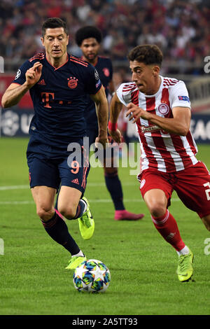 22. Oktober 2019, Griechenland, Piräus: Fußball: Champions League, Olympiakos Piräus - FC Bayern München, Gruppenphase, Gruppe B Spieltag 3 am Georgios-Karaiskakis Stadion. Robert Lewandowski von München und Konstantinos Tsimikas von Piräus in Aktion Foto: Sven Hoppe/dpa Stockfoto