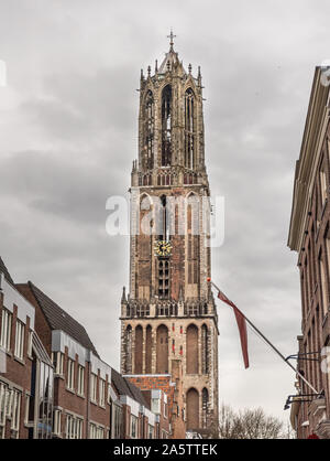 Dom tower Utrecht in der Luft hohe mit blauem Himmel und Wolken Stockfoto