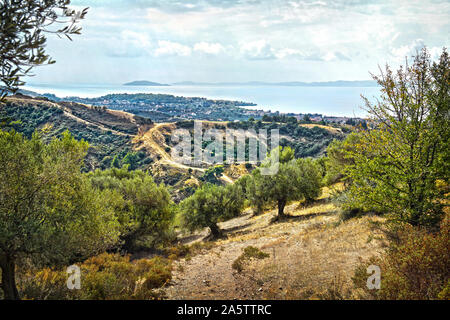 Nikiti, Sithonia, Chalkidiki Halbinsel, Griechenland, Europa, großes Panorama Stadtbild mit einem Meer, Berge, Olivenhaine und Hügel Stockfoto