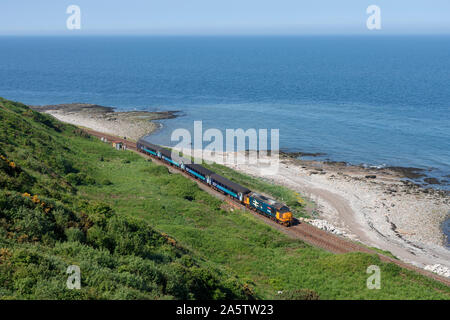 DRS-Class 37 Lokomotive, gerissen, zwischen Parton und Harrington an der malerischen Küste von Cumbria Bahnstrecke mit einem Northern Rail Zug Stockfoto