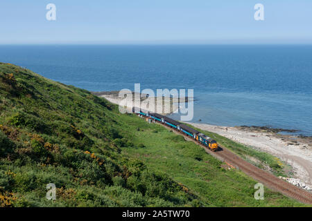 DRS-Class 37 Lokomotive, gerissen, zwischen Parton und Harrington an der malerischen Küste von Cumbria Bahnstrecke mit einem Northern Rail Zug Stockfoto