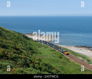 DRS-Class 37 Lokomotive, gerissen, zwischen Parton und Harrington an der malerischen Küste von Cumbria Bahnstrecke mit einem Northern Rail Zug Stockfoto