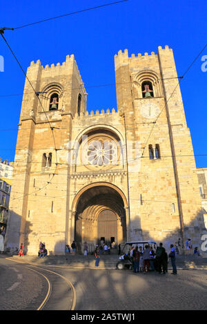 Touristen außerhalb von Lissabon Kathedrale, besser, da Sé de Lisboa, Lissabon, Portugal bekannt. Stockfoto