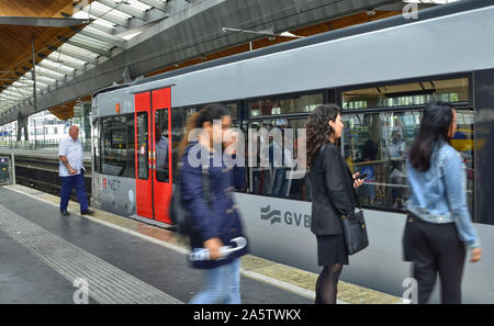 Amsterdam, Holland, August 2019. Im U-Bahnhof Bijlmer Arena, Reisende warten, bis der Zug am Kai. Eine moderne Struktur aus Stahl und Woo Stockfoto