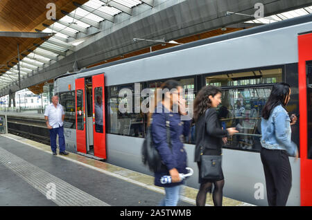 Amsterdam, Holland, August 2019. Im U-Bahnhof Bijlmer Arena, Reisende warten, bis der Zug am Kai. Eine moderne Struktur aus Stahl und Woo Stockfoto