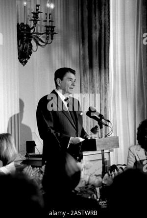 Washington DC, USA, 12. März 1984 Präsident Ronald Reagan Erläuterungen im Weißen Haus Mittagessen für gewählte republikanische Frauen Beamte liefert, dass er im Zustand Esszimmer bewirtet. Reagan war den Gästen von seiner Tochter Maureen, die Veranstaltung der Woche Geschichte der WomenÕs wurde eingeführt Stockfoto