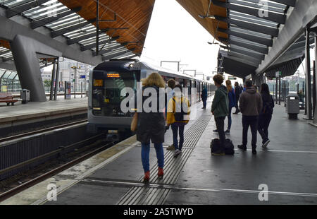 Amsterdam, Holland, August 2019. Im U-Bahnhof Bijlmer Arena, Reisende warten, bis der Zug am Kai. Eine moderne Struktur aus Stahl und Woo Stockfoto