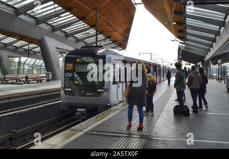 Amsterdam, Holland, August 2019. Im U-Bahnhof Bijlmer Arena, Reisende warten, bis der Zug am Kai. Eine moderne Struktur aus Stahl und Woo Stockfoto