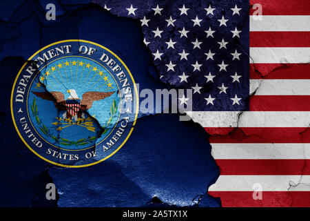Flaggen von Verteidigungsministerium und USA malte auf Risse an der Wand Stockfoto