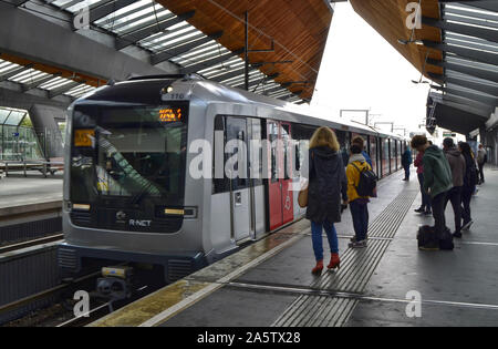 Amsterdam, Holland, August 2019. Im U-Bahnhof Bijlmer Arena, Reisende warten, bis der Zug am Kai. Eine moderne Struktur aus Stahl und Woo Stockfoto