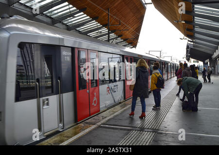 Amsterdam, Holland, August 2019. Im U-Bahnhof Bijlmer Arena, Reisende warten, bis der Zug am Kai. Eine moderne Struktur aus Stahl und Woo Stockfoto