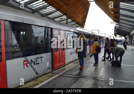 Amsterdam, Holland, August 2019. Im U-Bahnhof Bijlmer Arena, Reisende warten, bis der Zug am Kai. Eine moderne Struktur aus Stahl und Woo Stockfoto