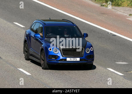 2017 blau Bentley Bentayga V8 D Auto; Fahrt auf der Autobahn M6 in der Nähe von Preston in Lancashire, Großbritannien Stockfoto