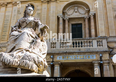 Statue von Queen Victoria, trägt einen Schal der Maltesischen spitze, vor der Nationalbibliothek von Malta, die gemeinhin als die Bibliotheca, an der Republik Quadrat bekannt Stockfoto