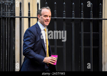 (191022) -- London, Oktober 22, 2019 (Xinhua) - der britische Außenminister Dominic Raab kommt für eine Kabinettssitzung in Downing Street 10 in London, Großbritannien, am Okt. 22, 2019. Der britische Premierminister Boris Johnson am Dienstag wurde in einer Abstimmung über seinen Brexit Zeitplan besiegt, d. h. seine Regierung für eine allgemeine Wahl drücken könnte. (Foto von Stephen Chung/Xinhua) Stockfoto