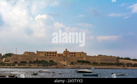 Blick auf Fort Manoel von Valletta, Malta, mit mehreren Booten vor. Es ist ein Stern fort auf die Insel Manoel in Sliema, Malta, im 18. Jahrhundert erbaute b Stockfoto