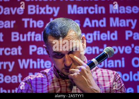 Oleg Sentsov während einer Besprechung und Diskussion in Warschau nur einen Tag vor Beginn der ukrainische Film Festival. Oleg Sentsov ist ein ukrainischer Filmemacher, Schriftsteller und Aktivist von der Krim. Nach der Russischen Annektion der Krim, die er auf der Krim wurde verhaftet und zu 20 Jahren Haft von einem russischen Gericht auf Aufladungen der Verschwörung Terrorismus Handlungen verurteilt. Am 7. September während der Austausch von Gefangenen, wurde er entlassen und kehrte nach Hause zurück. Stockfoto