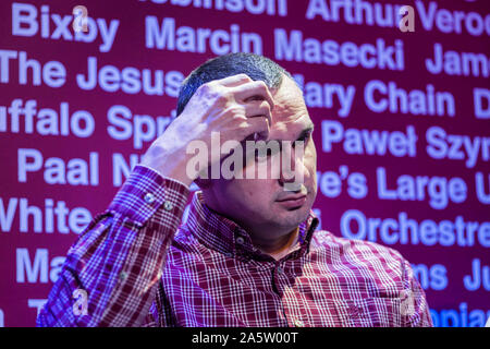 Oleg Sentsov während einer Besprechung und Diskussion in Warschau nur einen Tag vor Beginn der ukrainische Film Festival. Oleg Sentsov ist ein ukrainischer Filmemacher, Schriftsteller und Aktivist von der Krim. Nach der Russischen Annektion der Krim, die er auf der Krim wurde verhaftet und zu 20 Jahren Haft von einem russischen Gericht auf Aufladungen der Verschwörung Terrorismus Handlungen verurteilt. Am 7. September während der Austausch von Gefangenen, wurde er entlassen und kehrte nach Hause zurück. Stockfoto