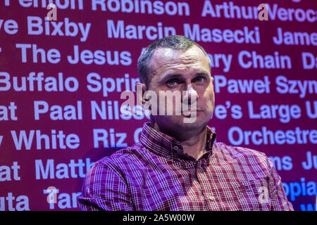 Oleg Sentsov während einer Besprechung und Diskussion in Warschau nur einen Tag vor Beginn der ukrainische Film Festival. Oleg Sentsov ist ein ukrainischer Filmemacher, Schriftsteller und Aktivist von der Krim. Nach der Russischen Annektion der Krim, die er auf der Krim wurde verhaftet und zu 20 Jahren Haft von einem russischen Gericht auf Aufladungen der Verschwörung Terrorismus Handlungen verurteilt. Am 7. September während der Austausch von Gefangenen, wurde er entlassen und kehrte nach Hause zurück. Stockfoto