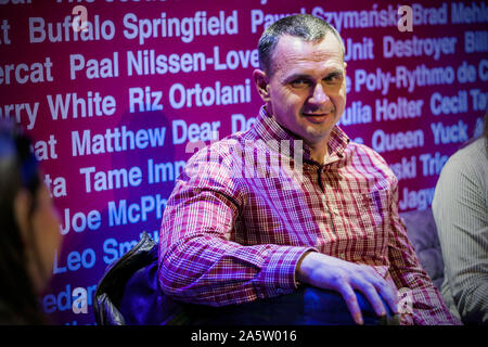 Oleg Sentsov während einer Besprechung und Diskussion in Warschau nur einen Tag vor Beginn der ukrainische Film Festival. Oleg Sentsov ist ein ukrainischer Filmemacher, Schriftsteller und Aktivist von der Krim. Nach der Russischen Annektion der Krim, die er auf der Krim wurde verhaftet und zu 20 Jahren Haft von einem russischen Gericht auf Aufladungen der Verschwörung Terrorismus Handlungen verurteilt. Am 7. September während der Austausch von Gefangenen, wurde er entlassen und kehrte nach Hause zurück. Stockfoto