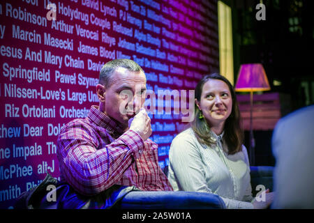 Oleg Sentsov während einer Besprechung und Diskussion in Warschau nur einen Tag vor Beginn der ukrainische Film Festival. Oleg Sentsov ist ein ukrainischer Filmemacher, Schriftsteller und Aktivist von der Krim. Nach der Russischen Annektion der Krim, die er auf der Krim wurde verhaftet und zu 20 Jahren Haft von einem russischen Gericht auf Aufladungen der Verschwörung Terrorismus Handlungen verurteilt. Am 7. September während der Austausch von Gefangenen, wurde er entlassen und kehrte nach Hause zurück. Stockfoto