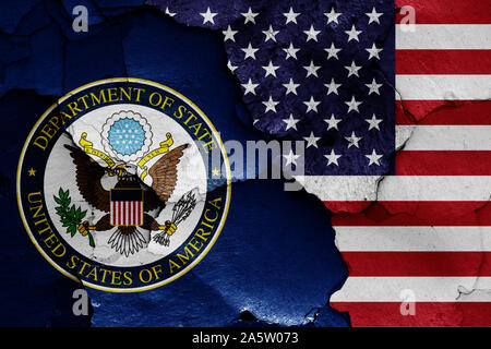 Flaggen von State Department und USA malte auf Risse an der Wand Stockfoto
