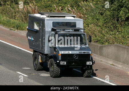 Ein Mercedes Benz Unimog unterwegs in Richtung Süden auf der Autobahn M6 in der Nähe von Preston in Lancashire, Großbritannien Stockfoto