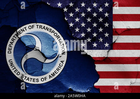 Flaggen der Verkehrsministerium und USA malte auf Risse an der Wand Stockfoto