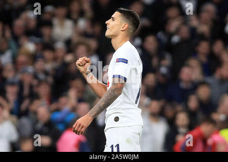 London, Großbritannien. 22 Okt, 2019. Erik Lamela von Tottenham Hotspur feiert vierten Ziel seines Teams zählen. UEFA Champions League, Gruppe B übereinstimmen, Tottenham Hotspur v Roter Stern Belgrad an der Tottenham Hotspur Stadion in London am Dienstag, den 22. Oktober 2019. Dieses Bild dürfen nur für redaktionelle Zwecke verwendet werden. Nur die redaktionelle Nutzung, eine Lizenz für die gewerbliche Nutzung erforderlich. Keine Verwendung in Wetten, Spiele oder einer einzelnen Verein/Liga/player Publikationen. pic von Steffan Bowen/Andrew Orchard sport Fotografie/Alamy Live news Credit: Andrew Orchard sport Fotografie/Alamy leben Nachrichten Stockfoto