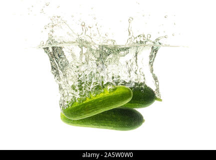 Gurke Spritzwasser auf weißem Hintergrund. Haut feuchtigkeitsspendende Kosmetik Stockfoto
