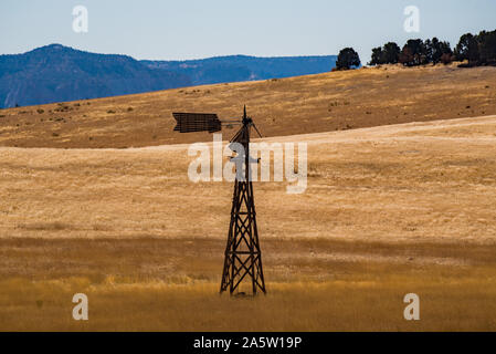Alte Windmühle steht wie eine Erinnerung an den einfacheren Zeiten und Zeiten. Stockfoto