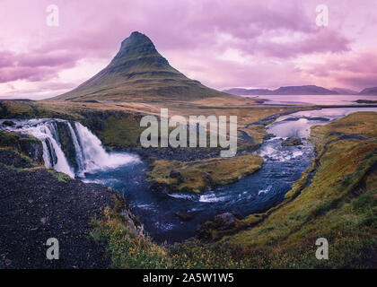 Panoramablick auf kirkjufellsfoss Wasserfall nach Sonnenuntergang im Spätherbst Stockfoto