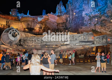 Millennium Falcon Raumschiff auf's Star Wars Galaxie Kante. Night Shot mit Flash Stockfoto