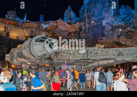 Millennium Falcon Raumschiff auf's Star Wars Galaxie Kante. Night Shot mit Flash Stockfoto