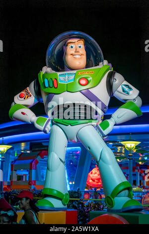 In der Nacht geschossen von Buzz Lightyear in Toy Story Land Stockfoto